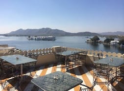 Jaiwana Haveli – Lake Facing Hotel